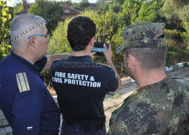 Верижна техника и военни гасят пожара край Любеново