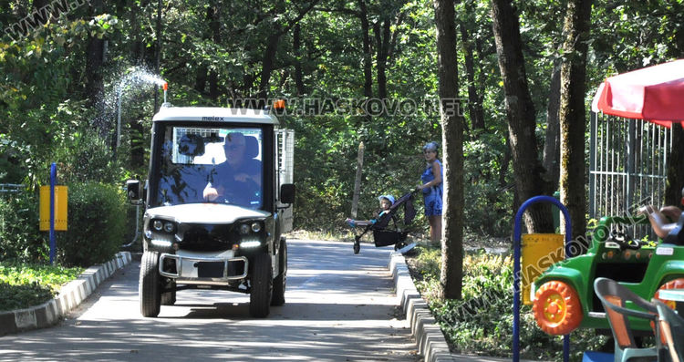 Хладна баня за лъва с вода от електрокамиончето