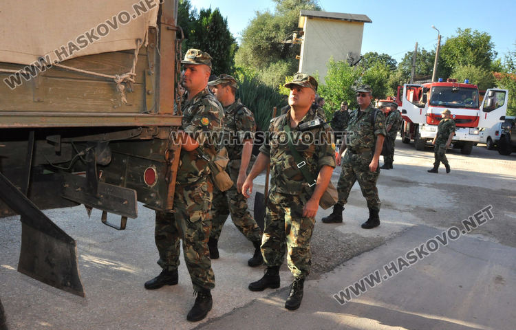 Верижна техника и военни гасят пожара край Любеново