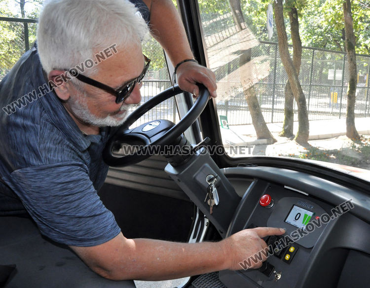 Хладна баня за лъва с вода от електрокамиончето