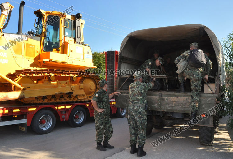 Верижна техника и военни гасят пожара край Любеново