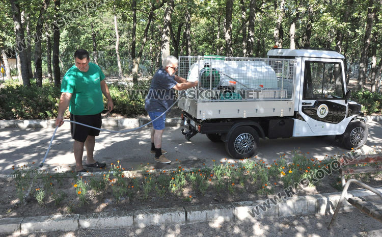 Хладна баня за лъва с вода от електрокамиончето