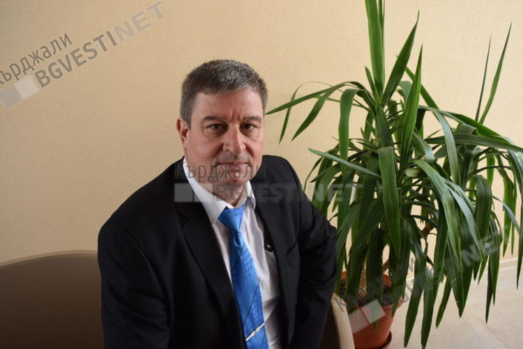 Д-р Юлиян Петров:Товарят учителите с бумащина, те губят интерес към професията