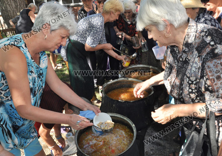12 казана боб врят в двора на храма " Успение Богородично"
