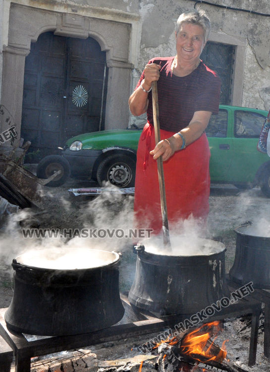 12 казана боб врят в двора на храма " Успение Богородично"