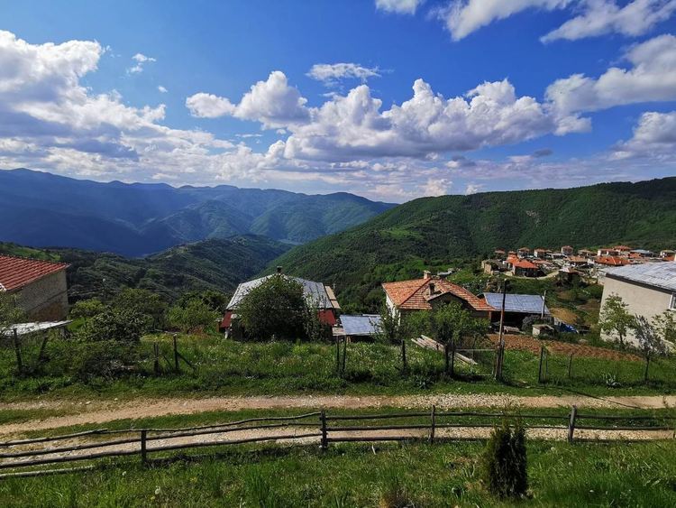 Родопското село на ягодите и шарените чорапи с лични имена, скоро ще има и минерална вода