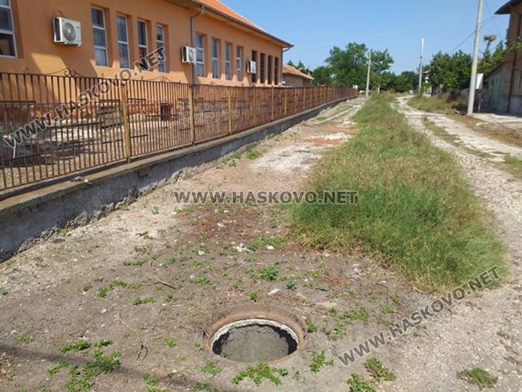 Шахти без капаци дебнат минувачите край училището в с.Малево