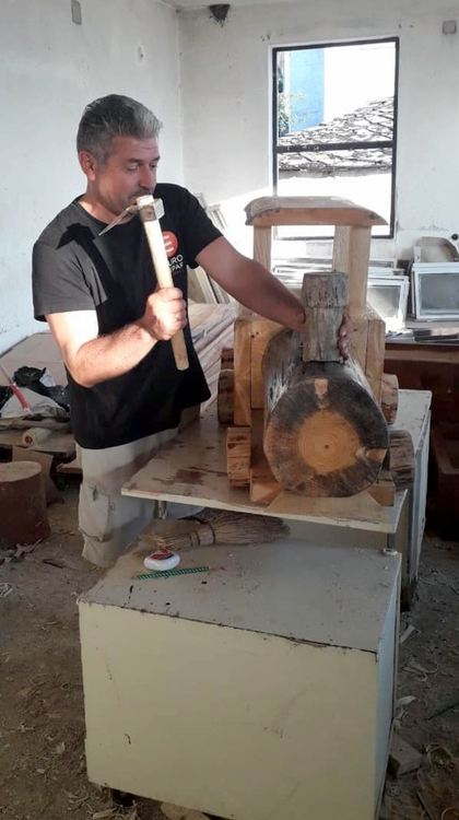 Кметът Велин Палигоров, вече трети мандат е управник на Осиково, а в свободното време майстори новата декоративна украса в центъра 