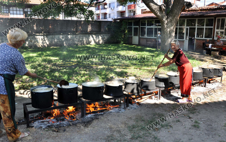 12 казана боб врят в двора на храма " Успение Богородично"