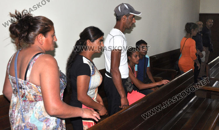  9 м.  затвор за неграмотните роми от Узунджово, завързали и ограбили старец