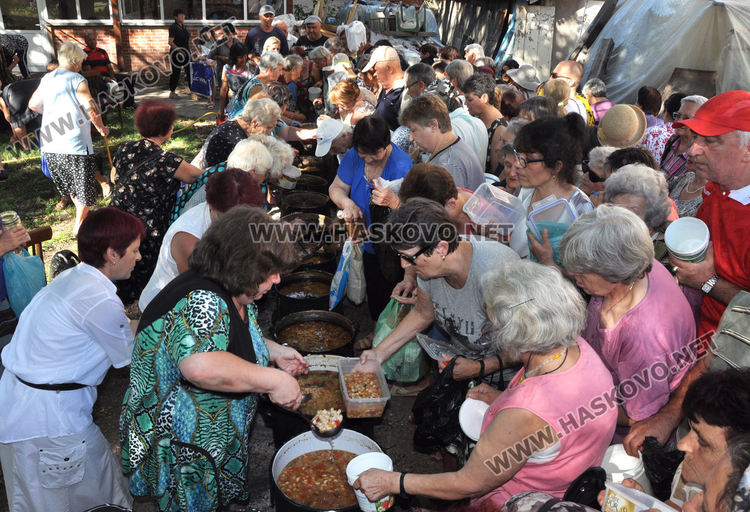12 казана боб врят в двора на храма " Успение Богородично"
