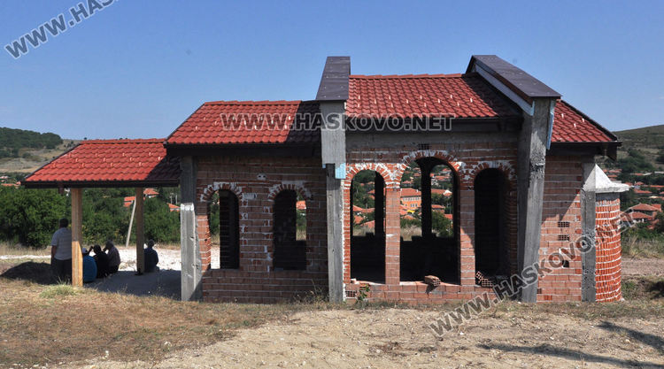 9-метровият кръст край Сусам и параклисът до него се появили като видение в съня на местна жена