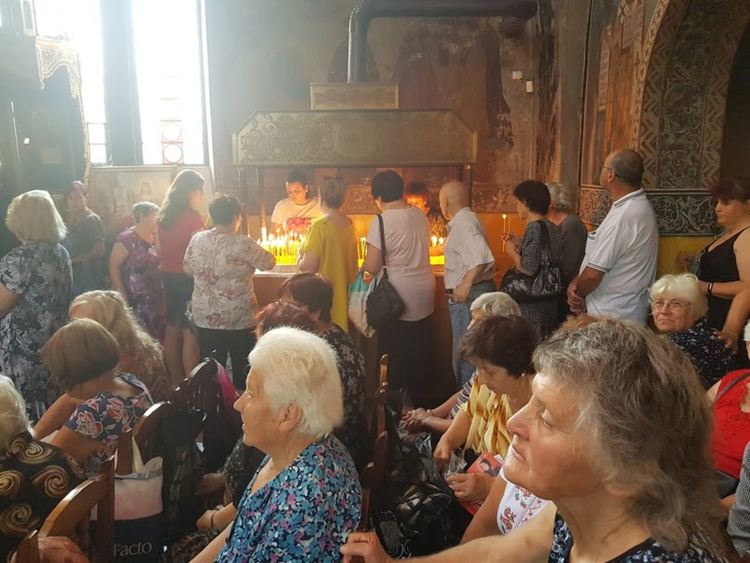 Десетки миряни влязоха в църквата на Успение Богородично