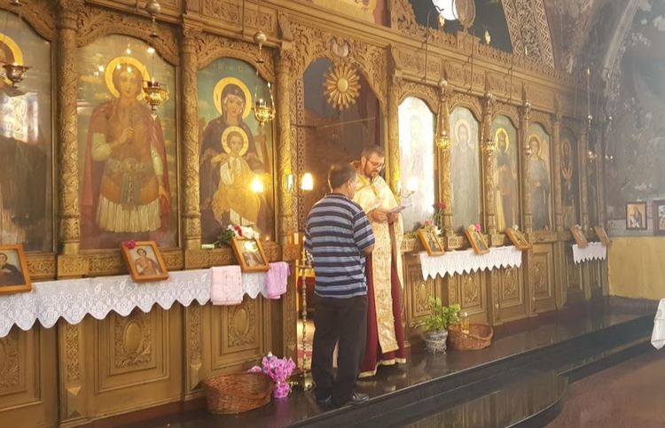 Десетки миряни влязоха в църквата на Успение Богородично