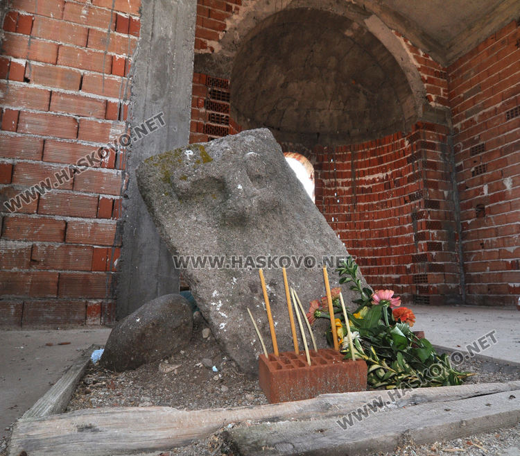 Старият камък, около който е изграден параклис