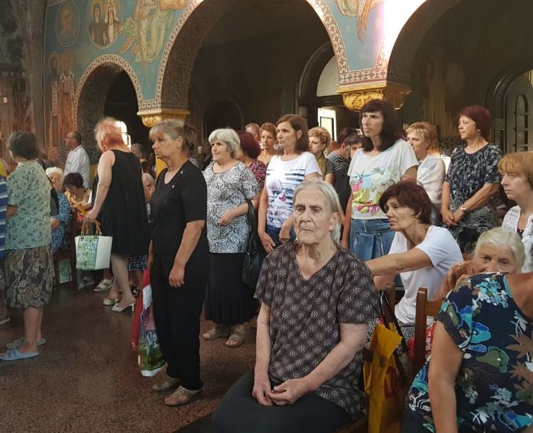 Десетки миряни влязоха в църквата на Успение Богородично