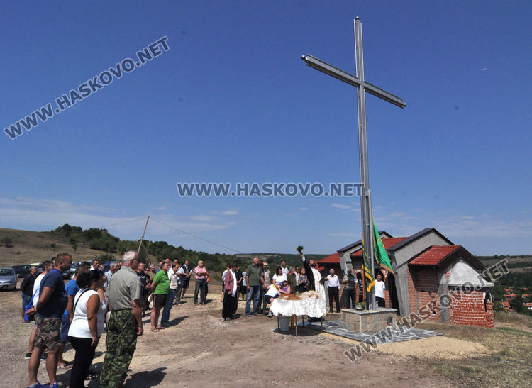 9-метровият кръст край Сусам и параклисът до него се появили като видение в съня на местна жена