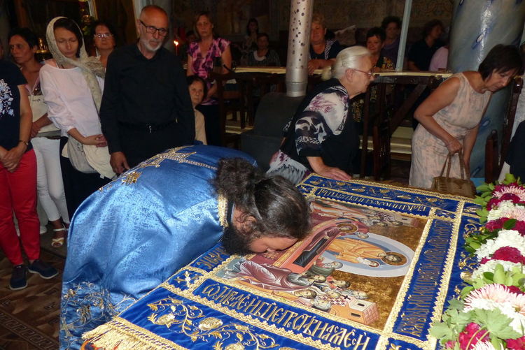 С литийно шествие с плащеницата на Божията майка започна честването на празника Голяма Богородица