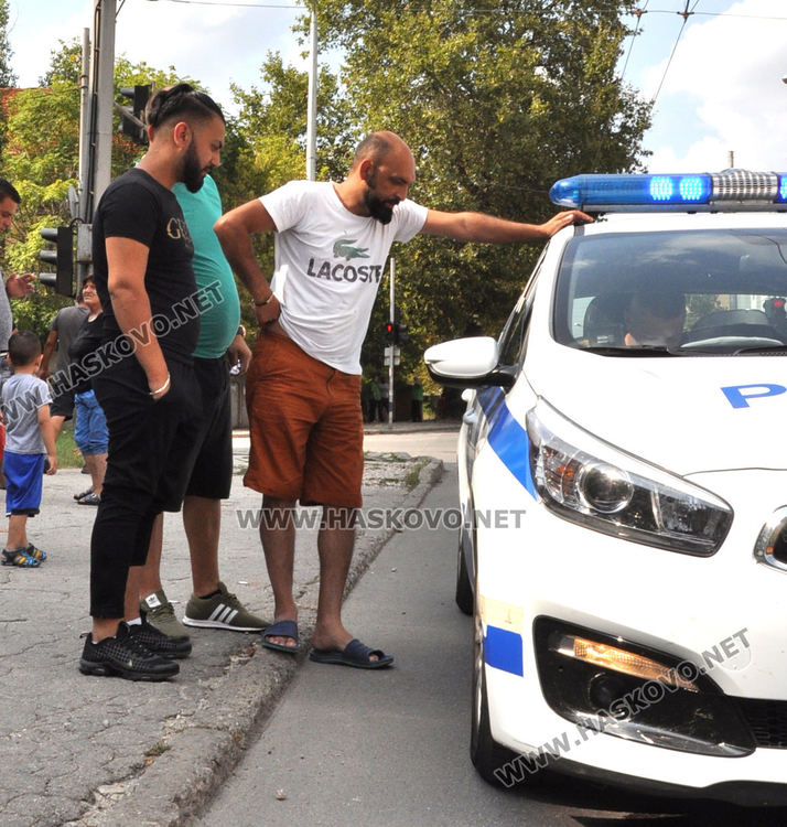 шофьорътна колата  /с черния екип/