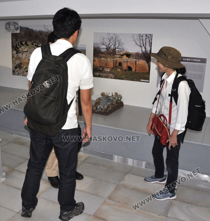 Японски археолози с интерес към артефактите в хасковския музей