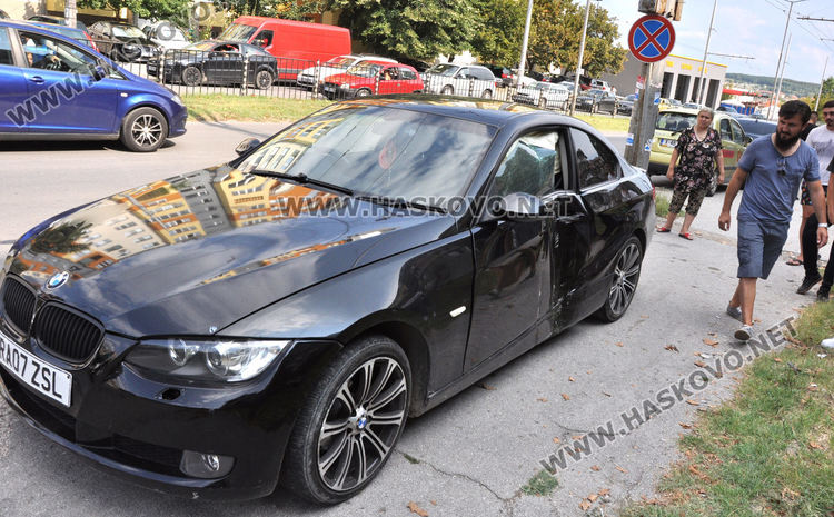 Английско  BMWс десен волан се заби в  стълб на бул. „В.Левски“