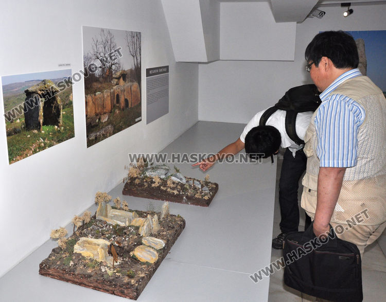 Японски археолози с интерес към артефактите в хасковския музей