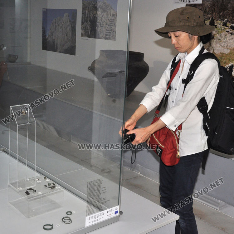 Японски археолози с интерес към артефактите в хасковския музей