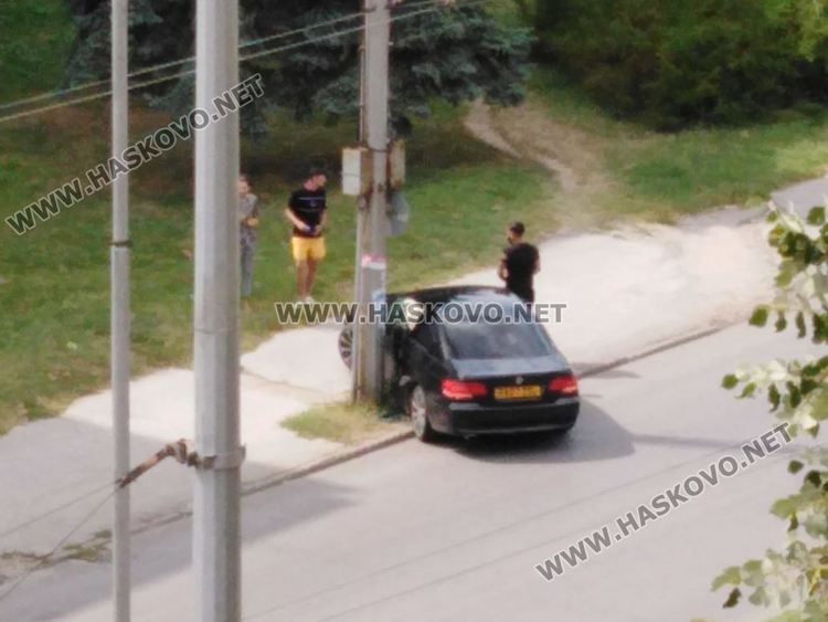 снимка от Фейсбук от катастрофата, преди колата да бъде преместена