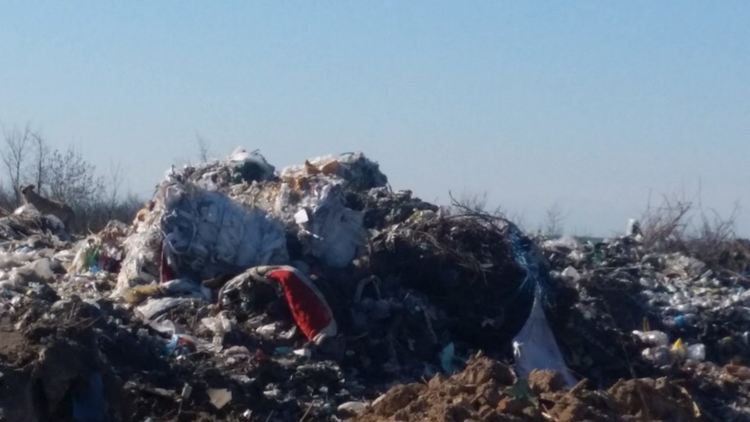 Тлеещото сметище обгази Свищов, гасиха го цяла нощ
