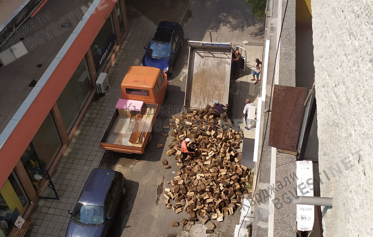 Наплив за дърва за огрев в Кърджали,  клиентите доволни, шофьорите- не