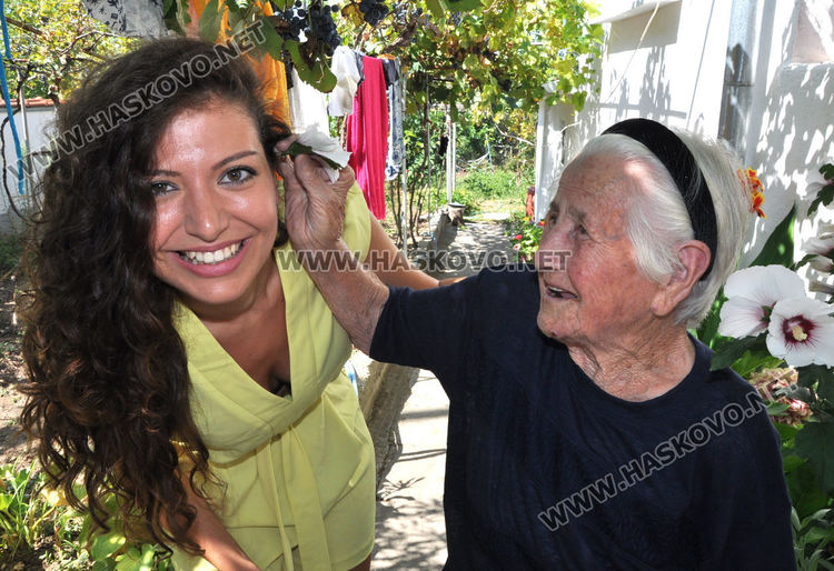 100-годишната Добра Шубелиева пристигна с лондонско такси на обяда в нейна чест