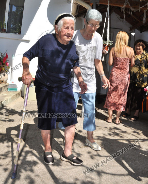 100-годишната Добра Шубелиева пристигна с лондонско такси на обяда в нейна чест