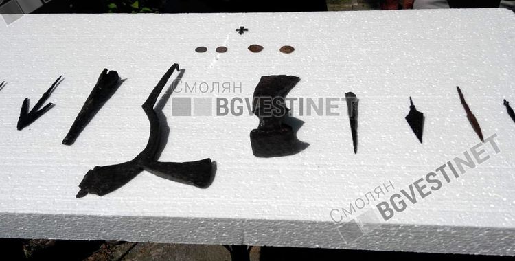 Автентични образци на средновековно оръжие, открито в района на Златоград, брадвата е особено интересна за историците