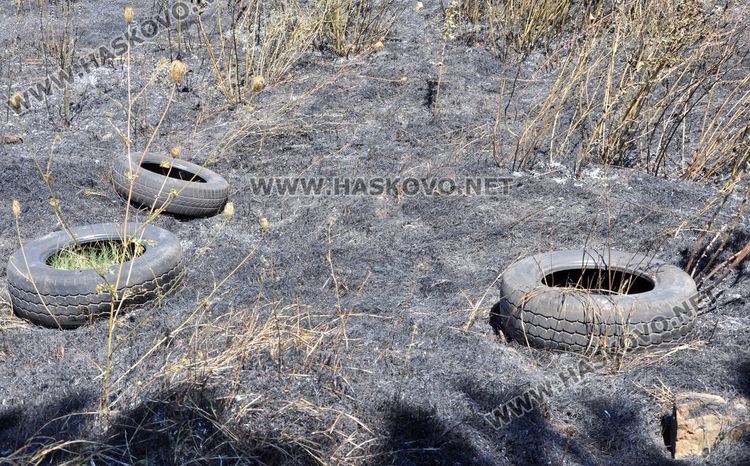 Пожар пламна в хасковските гробища и стигна до сметището с гуми в ТЕЦ-а