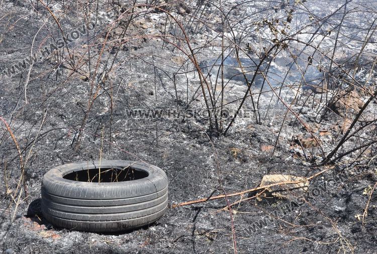 Пожар пламна в хасковските гробища и стигна до сметището с гуми в ТЕЦ-а