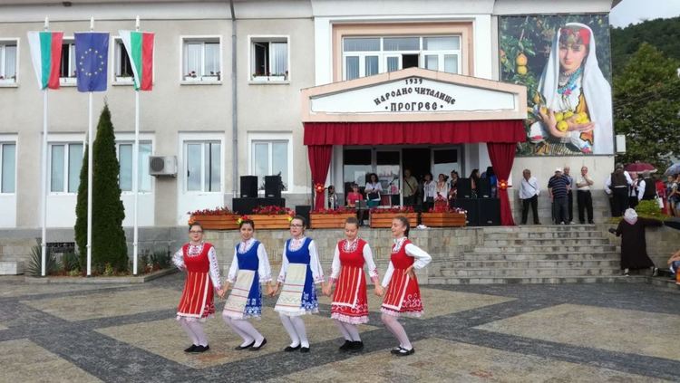 Детска танцова група „Искрица“ се завърна с грамота от летния празник в Старцево