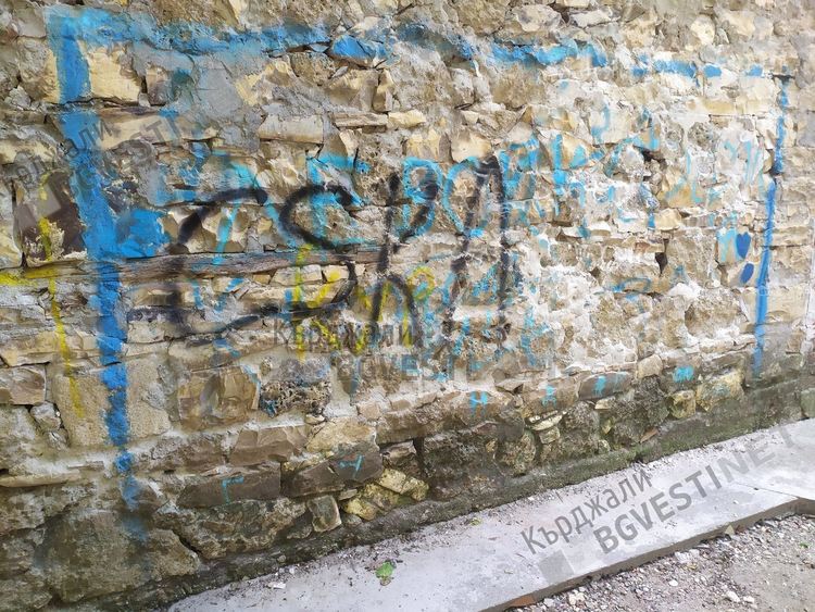 Кърджалиец поставя „вълчи зъби” на детска площадка, пречат му деца играещи с топка