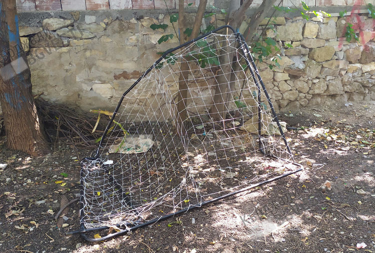 Кърджалиец поставя „вълчи зъби” на детска площадка, пречат му деца играещи с топка