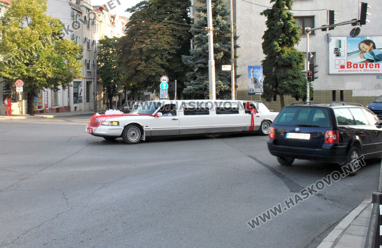 Голяма лимузина за сватбари впечатли хасковлии