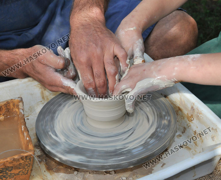 Деца майсториха сувенири от глина в библиотека "Пеньо Пенев"