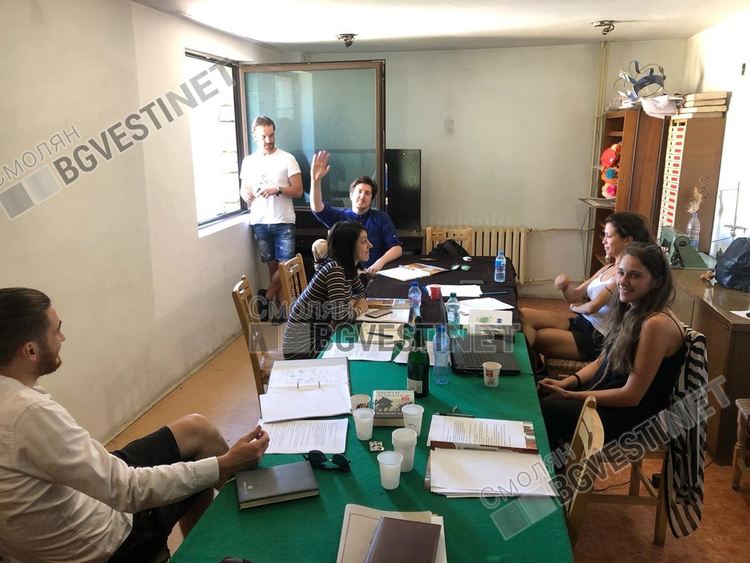 Първата репетиция на младия актьорски състав беше на 20 август , а премиерата е обявена за средата на октомври