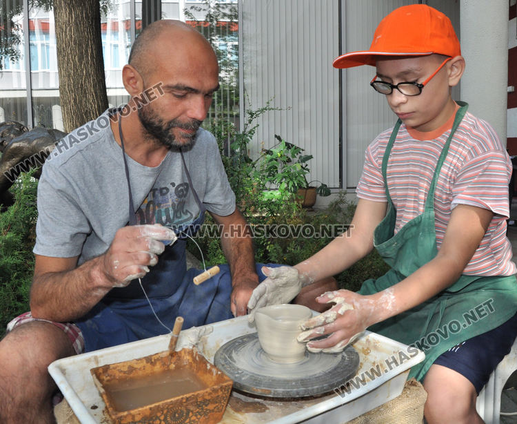 Деца майсториха сувенири от глина в библиотека "Пеньо Пенев"