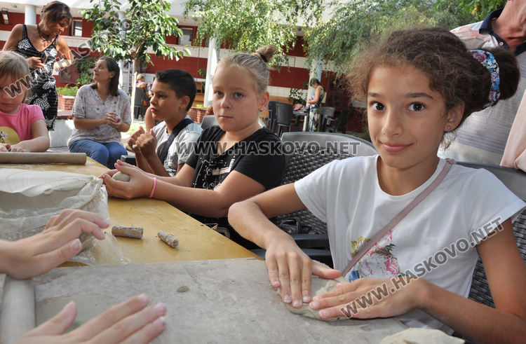 Деца майсториха сувенири от глина в библиотека "Пеньо Пенев"