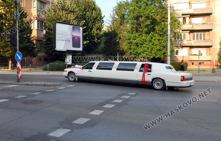 Голяма лимузина за сватбари впечатли хасковлии