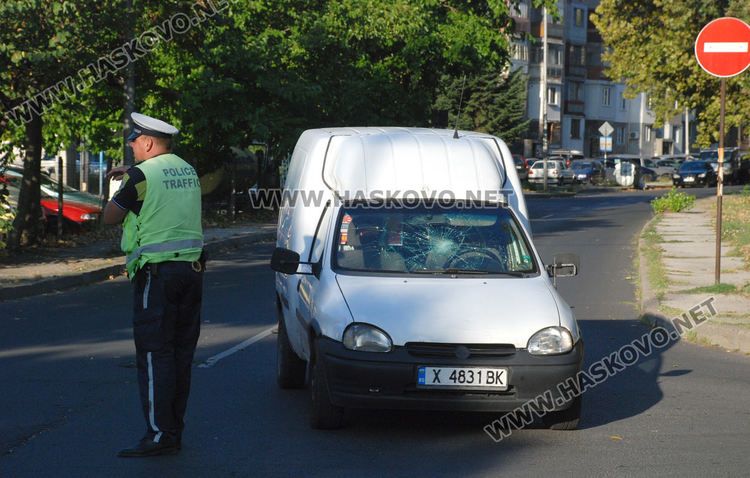 Шофьор блъсна възрастна пешеходка на бул. „Илинден” в Хасково