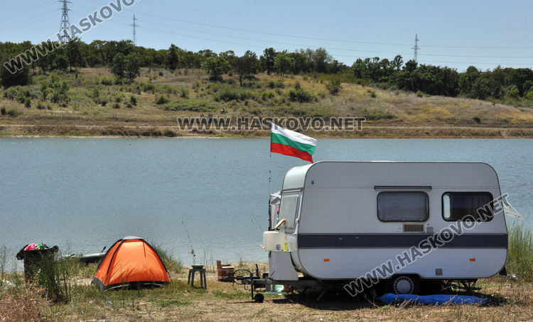 Летен релакс на "Сивата вода" - риболов, къпане и тест за лодки