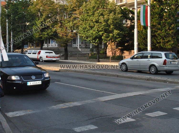 Голяма лимузина за сватбари впечатли хасковлии