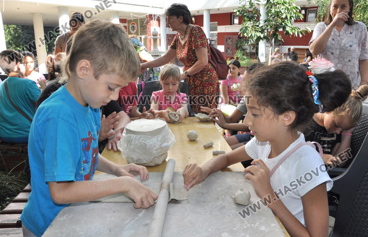 Деца майсториха сувенири от глина в библиотека "Пеньо Пенев"