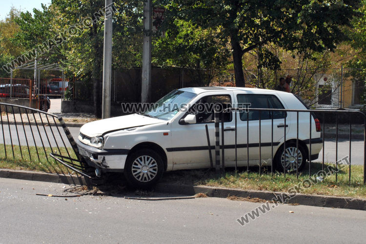 Шахта подметна Голф и го прати в огражденията на булевард „Васил Левски“