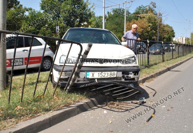 Шахта подметна Голф и го прати в огражденията на булевард „Васил Левски“